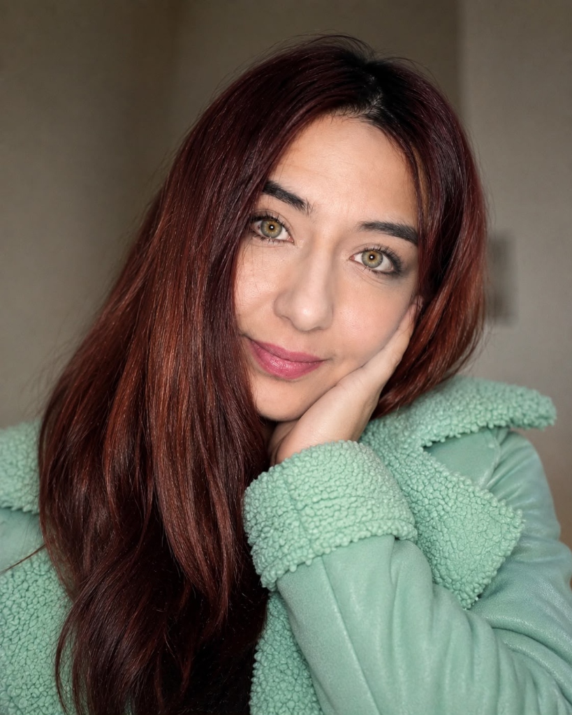 Retrato de Camila Bañares, ingeniera en informática y divulgadora conocida como CamiDevAI